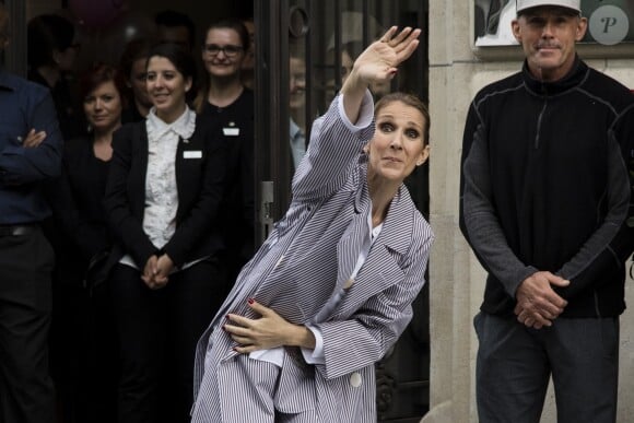 Céline Dion quitte l'hôtel Royal Monceau avec ses jumeaux Eddy et Nelson, pour prendre un jet privé au Bourget le 10 août 2017.