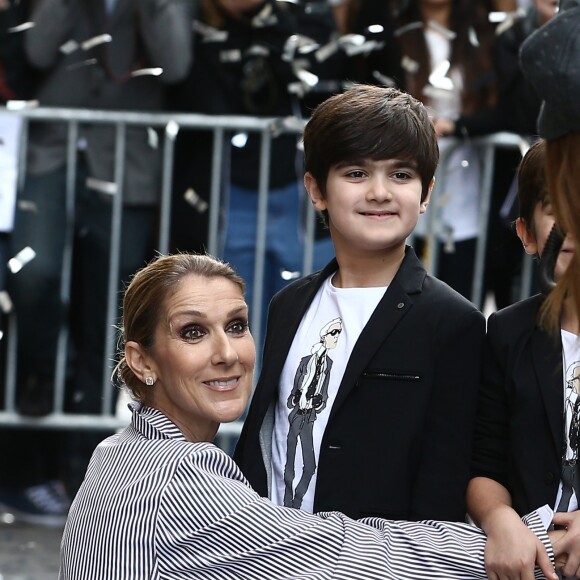 Céline Dion quitte l'hôtel Royal Monceau avec ses jumeaux Eddy et Nelson, pour prendre un jet privé au Bourget le 10 août 2017.