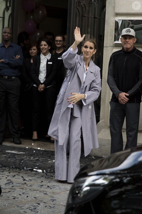 Céline Dion quitte l'hôtel Royal Monceau avec ses jumeaux Eddy et Nelson, pour prendre un jet privé au Bourget le 10 août 2017.