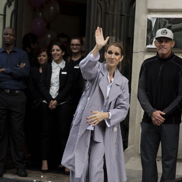 Céline Dion quitte l'hôtel Royal Monceau avec ses jumeaux Eddy et Nelson, pour prendre un jet privé au Bourget le 10 août 2017.
