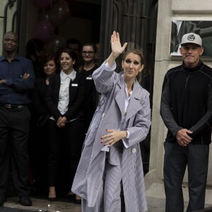 Céline Dion quitte l'hôtel Royal Monceau avec ses jumeaux Eddy et Nelson, pour prendre un jet privé au Bourget le 10 août 2017.