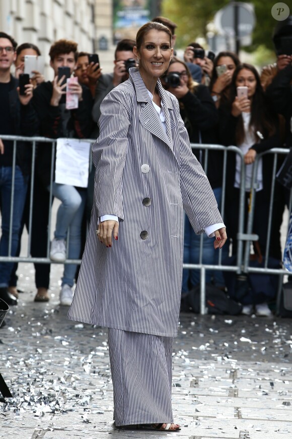 Céline Dion quitte l'hôtel Royal Monceau avec ses jumeaux Eddy et Nelson, pour prendre un jet privé au Bourget le 10 août 2017.