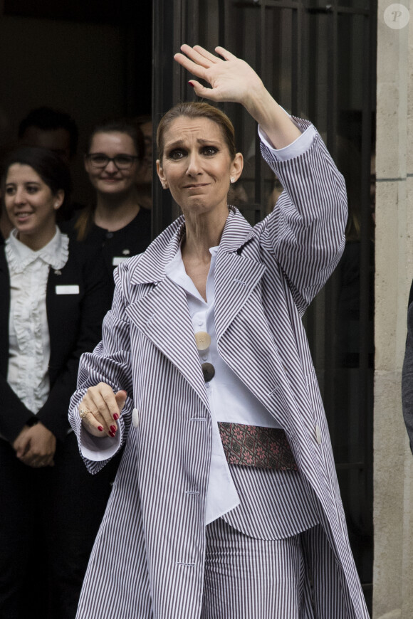 Céline Dion quitte l'hôtel Royal Monceau avec ses jumeaux Eddy et Nelson, pour prendre un jet privé au Bourget le 10 août 2017.