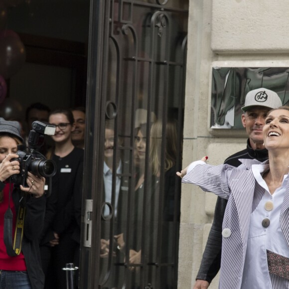 Céline Dion quitte l'hôtel Royal Monceau avec ses jumeaux Eddy et Nelson, pour prendre un jet privé au Bourget le 10 août 2017.