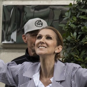 Céline Dion quitte l'hôtel Royal Monceau avec ses jumeaux Eddy et Nelson, pour prendre un jet privé au Bourget le 10 août 2017.