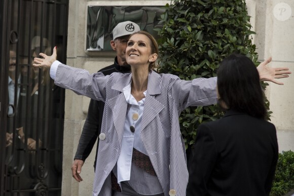 Céline Dion quitte l'hôtel Royal Monceau avec ses jumeaux Eddy et Nelson, pour prendre un jet privé au Bourget le 10 août 2017.