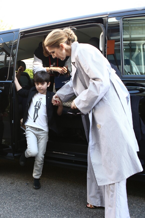 Nelson Angelil - Celine Dion quitte l'hôtel Royal Monceau avec ses enfants et prend un jet privé au Bourget le 10 août 2017.