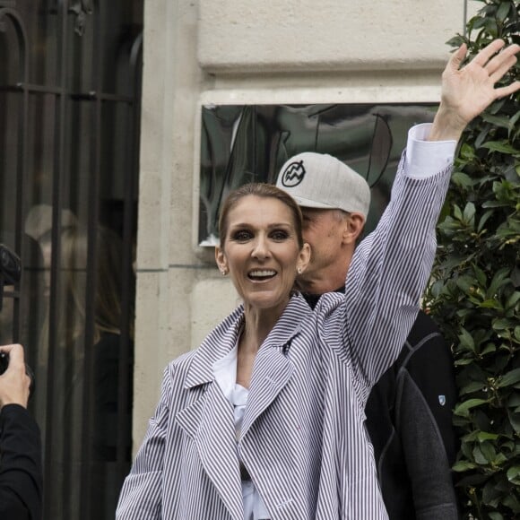 Celine Dion quitte l'hôtel Royal Monceau avec ses enfants et prend un jet privé au Bourget le 10 août 2017. © Pierre Perusseau / Bestimage