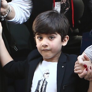 Nelson Angelil - Celine Dion quitte l'hôtel Royal Monceau avec ses enfants et prend un jet privé au Bourget le 10 août 2017. Celine Dion and her children leaving Royal Monceau hotel and take a private plane at Le Bourget airport on august 10th 201710/08/2017 - Paris