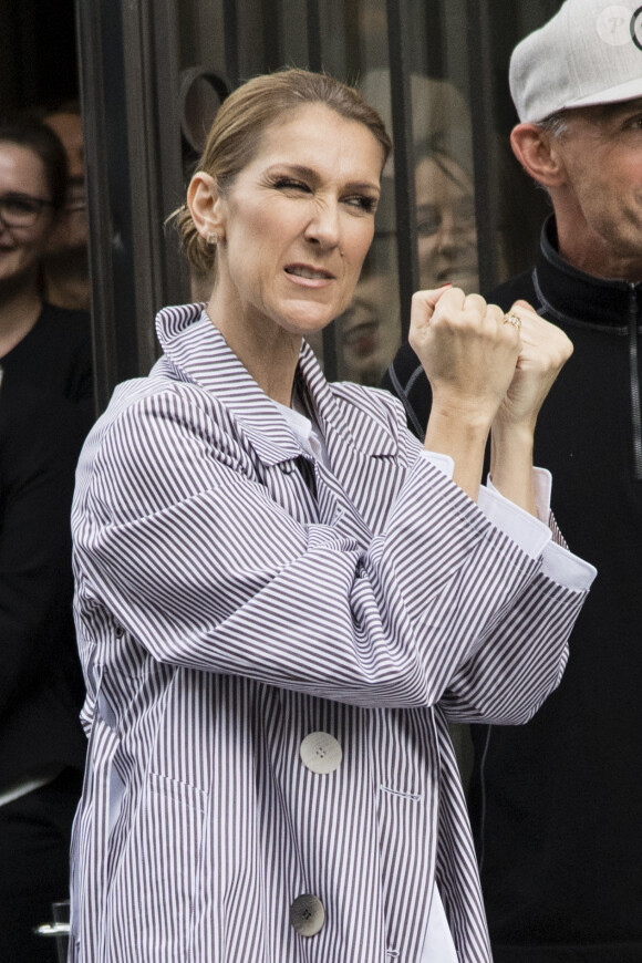 Celine Dion quitte l'hôtel Royal Monceau avec ses enfants et prend un jet privé au Bourget le 10 août 2017. © Pierre Perusseau / Bestimage