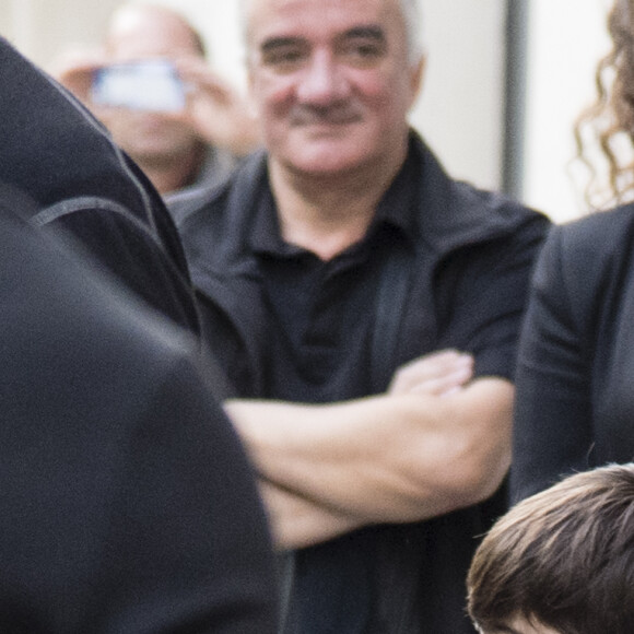 Celine Dion quitte l'hôtel Royal Monceau avec ses enfants et prend un jet privé au Bourget le 10 août 2017. © Pierre Perusseau / Bestimage Celine Dion and her children leaving Royal Monceau hotel and take a private plane at Le Bourget airport on august 10th 201710/08/2017 - Paris