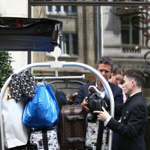 Celine Dion quitte l'hôtel Royal Monceau avec ses enfants et prend un jet privé au Bourget le 10 août 2017.