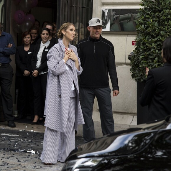 Celine Dion quitte l'hôtel Royal Monceau avec ses enfants et prend un jet privé au Bourget le 10 août 2017. © Pierre Perusseau / Bestimage
