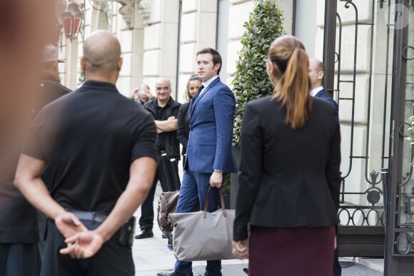 Celine Dion quitte l'hôtel Royal Monceau avec ses enfants et prend un jet privé au Bourget le 10 août 2017. © Pierre Perusseau / Bestimage