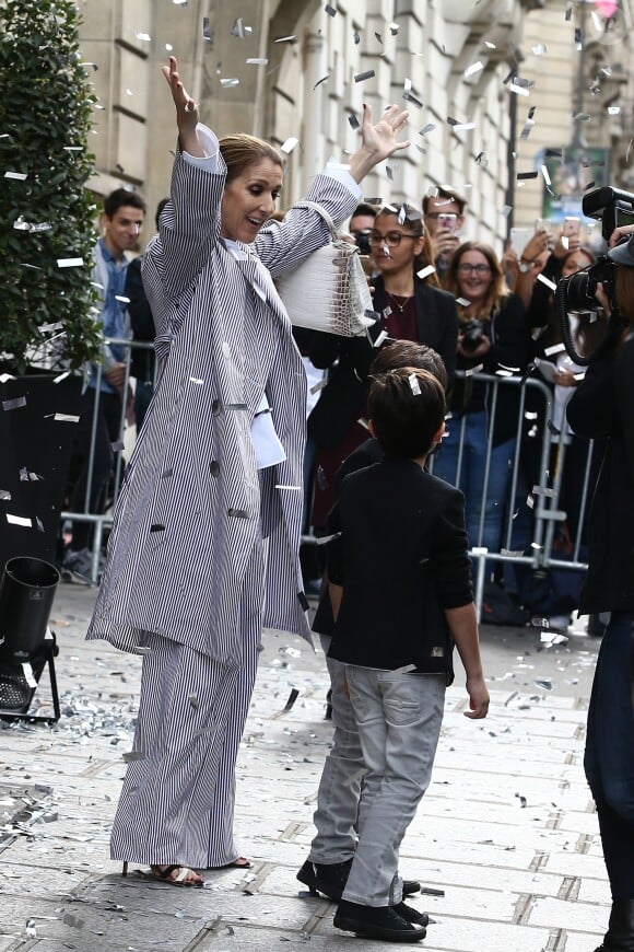Celine Dion quitte l'hôtel Royal Monceau avec ses enfants et prend un jet privé au Bourget le 10 août 2017.
