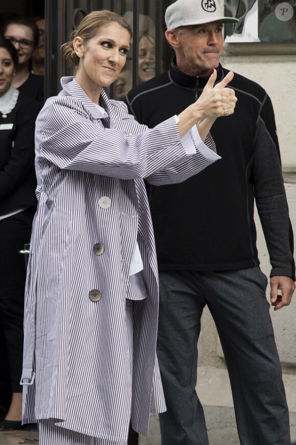 Celine Dion quitte l'hôtel Royal Monceau avec ses enfants et prend un jet privé au Bourget le 10 août 2017. © Pierre Perusseau / Bestimage