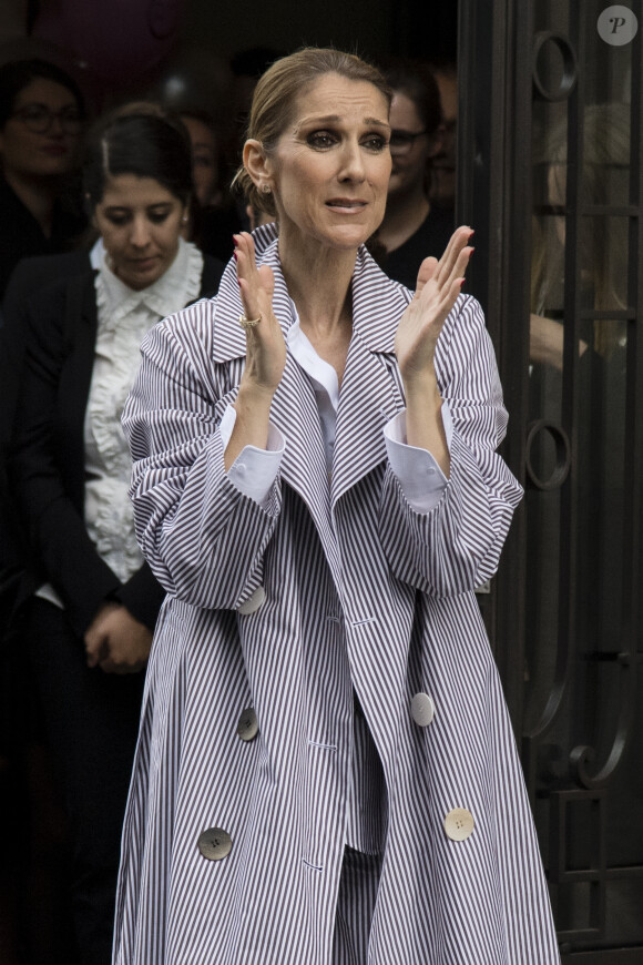 Celine Dion quitte l'hôtel Royal Monceau avec ses enfants et prend un jet privé au Bourget le 10 août 2017. © Pierre Perusseau / Bestimage