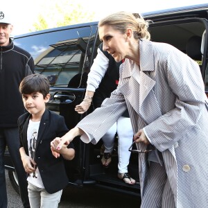 Céline Dion arrive au Bourget avec ses enfants et prend un jet privé, le 10 août 2017.
