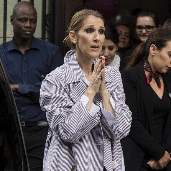 Celine Dion quitte l'hôtel Royal Monceau avec ses enfants et prend un jet privé au Bourget le 10 août 2017. © Pierre Perusseau / Bestimage