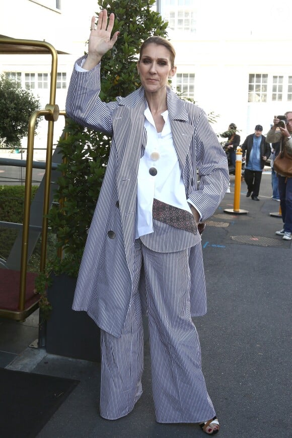 Céline Dion arrive au Bourget avec ses enfants et prend un jet privé, le 10 août 2017.