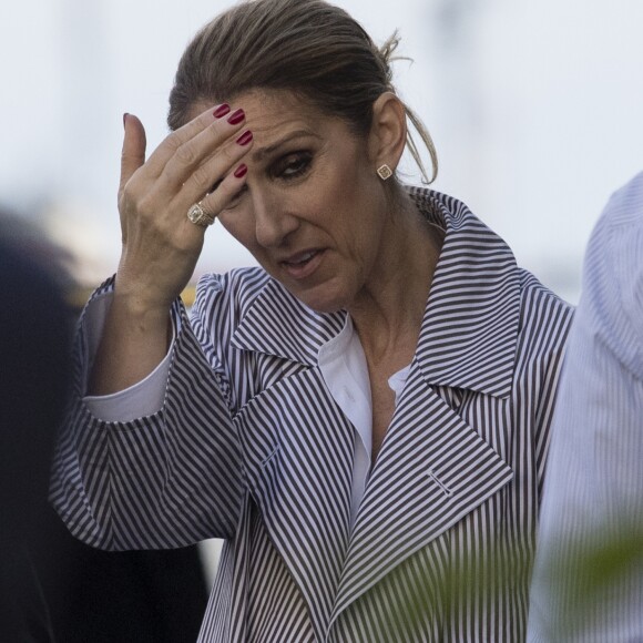 Céline Dion arrive au Bourget avec ses enfants et prend un jet privé, le 10 août 2017.