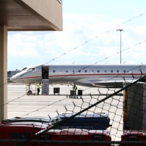 Céline Dion arrive au Bourget avec ses enfants et prend un jet privé, le 10 août 2017.