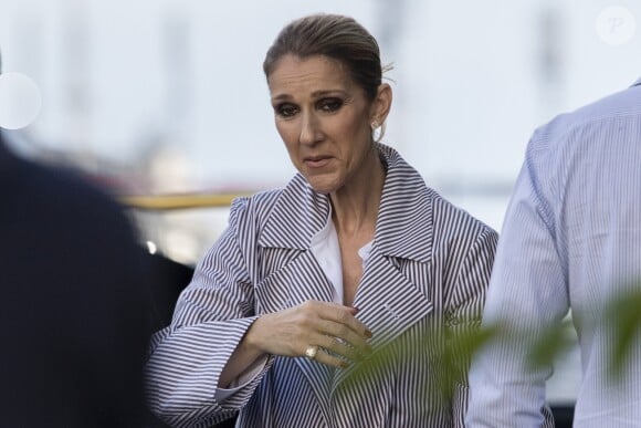 Céline Dion arrive au Bourget avec ses enfants et prend un jet privé, le 10 août 2017.