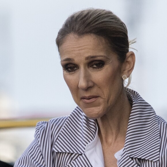 Céline Dion arrive au Bourget avec ses enfants et prend un jet privé, le 10 août 2017.
