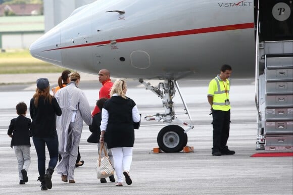 Céline Dion arrive au Bourget avec ses enfants et prend un jet privé, le 10 août 2017.