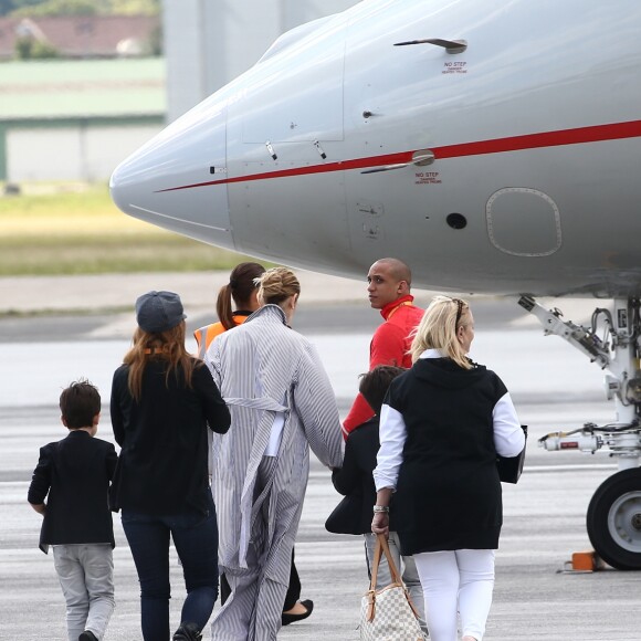 Céline Dion arrive au Bourget avec ses enfants et prend un jet privé, le 10 août 2017.
