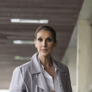 Céline Dion arrive au Bourget avec ses enfants et prend un jet privé, le 10 août 2017.