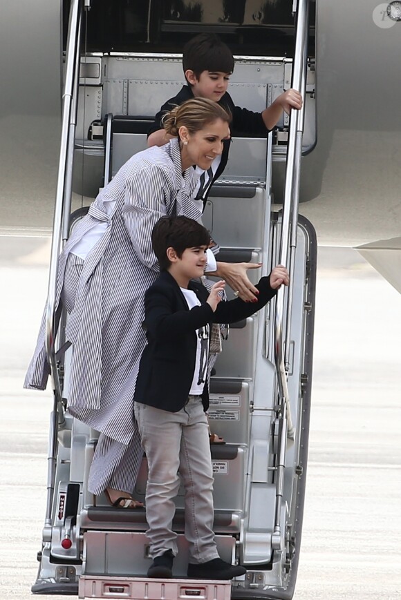 Céline Dion arrive au Bourget avec ses enfants et prend un jet privé, le 10 août 2017.
