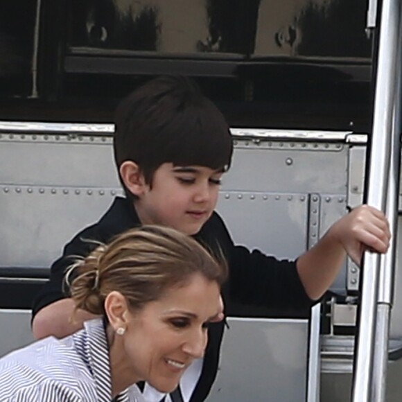 Céline Dion arrive au Bourget avec ses enfants et prend un jet privé, le 10 août 2017.