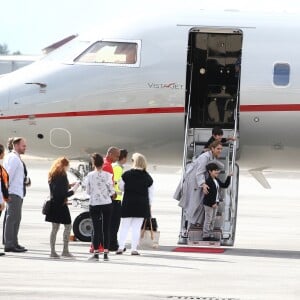 Céline Dion arrive au Bourget avec ses enfants et prend un jet privé, le 10 août 2017.