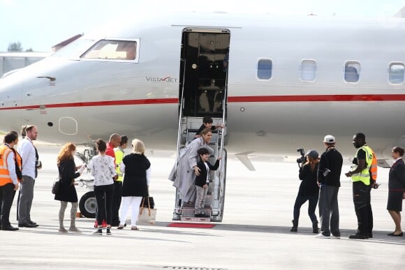 Céline Dion arrive au Bourget avec ses enfants et prend un jet privé, le 10 août 2017.