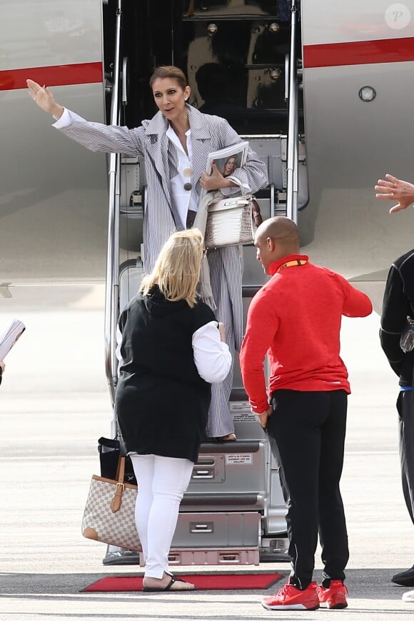 Céline Dion arrive au Bourget avec ses enfants et prend un jet privé, le 10 août 2017.