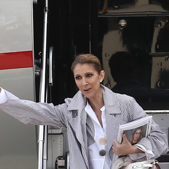 Céline Dion arrive au Bourget avec ses enfants et prend un jet privé, le 10 août 2017.