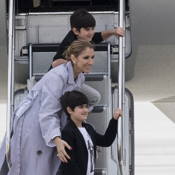 Céline Dion arrive au Bourget avec ses enfants et prend un jet privé, le 10 août 2017.