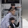 Céline Dion arrive au Bourget avec ses enfants et prend un jet privé, le 10 août 2017.