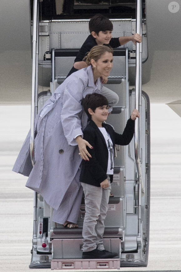 Céline Dion arrive au Bourget avec ses enfants et prend un jet privé, le 10 août 2017.
