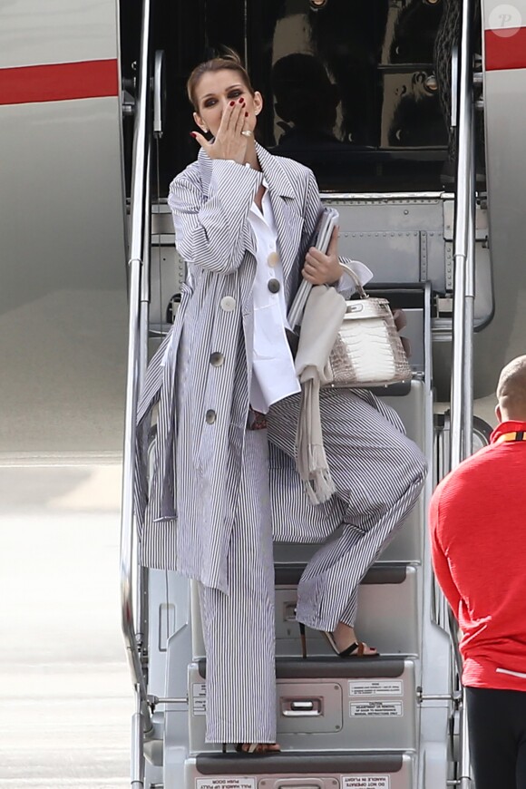 Céline Dion arrive au Bourget avec ses enfants et prend un jet privé, le 10 août 2017.