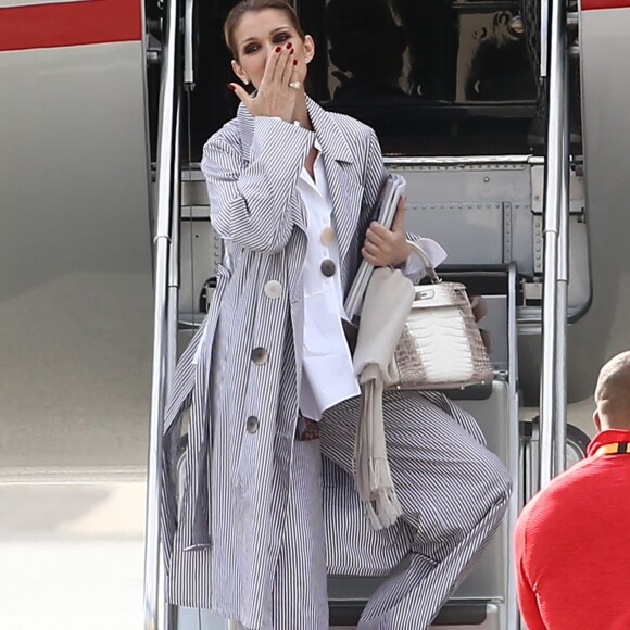 Céline Dion arrive au Bourget avec ses enfants et prend un jet privé, le 10 août 2017.