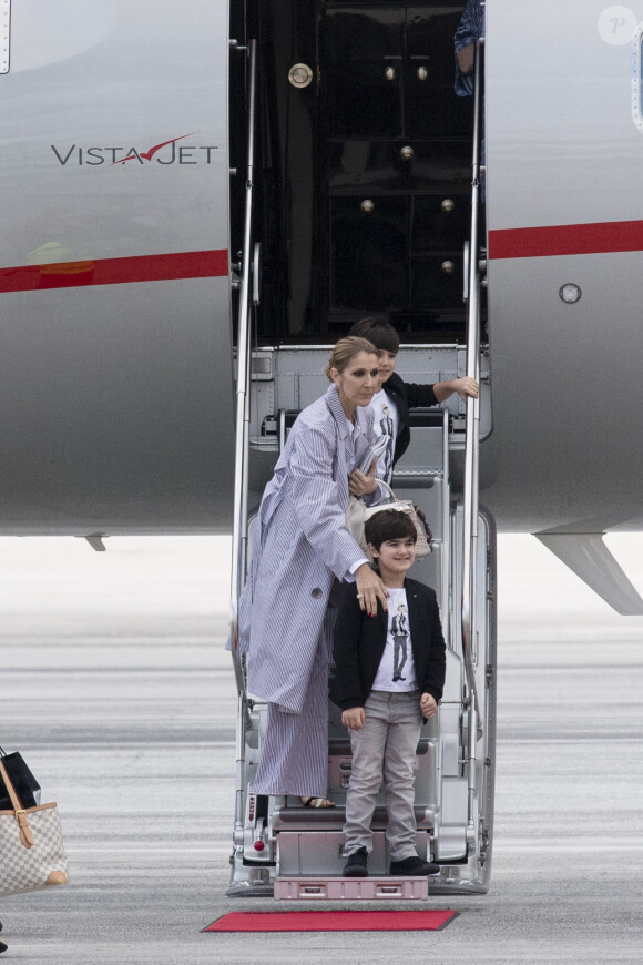 Céline Dion arrive au Bourget avec ses enfants et prend un jet privé, le 10 août 2017.
