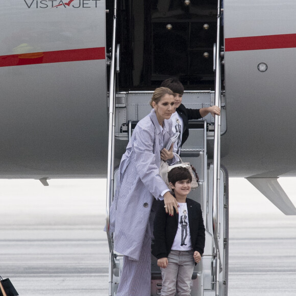 Céline Dion arrive au Bourget avec ses enfants et prend un jet privé, le 10 août 2017.