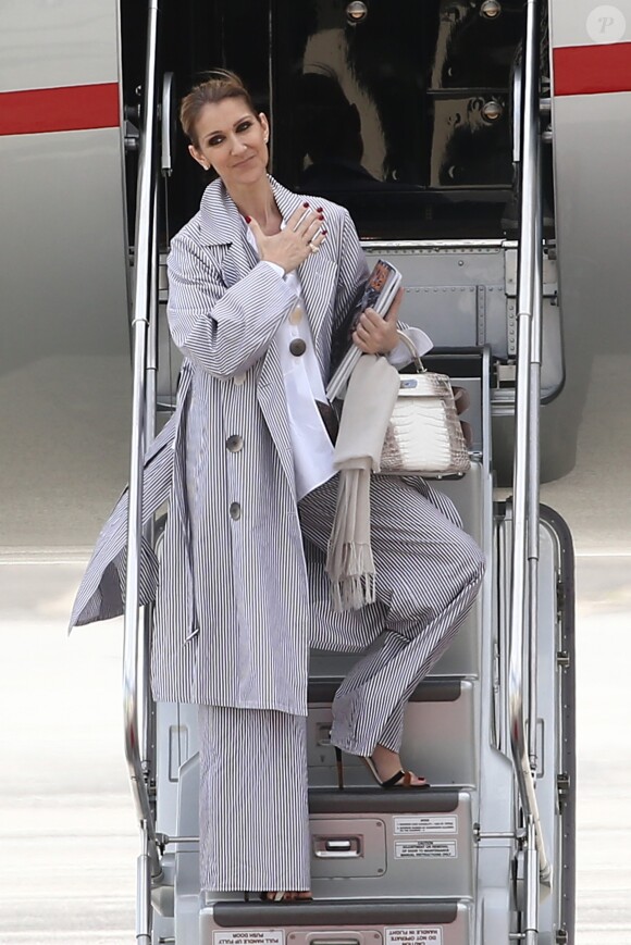 Céline Dion arrive au Bourget avec ses enfants et prend un jet privé, le 10 août 2017.