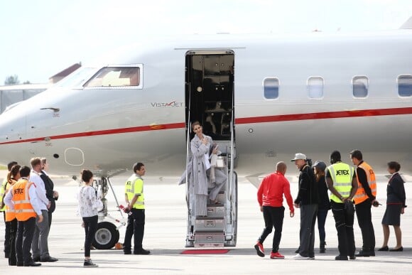 Céline Dion arrive au Bourget avec ses enfants et prend un jet privé, le 10 août 2017.