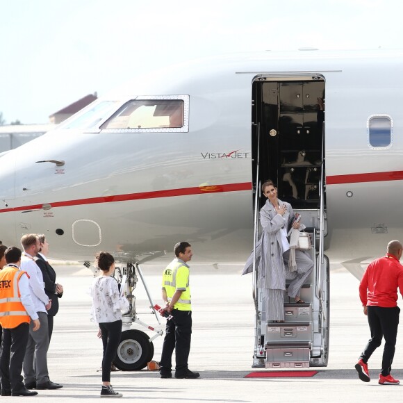 Céline Dion arrive au Bourget avec ses enfants et prend un jet privé, le 10 août 2017.
