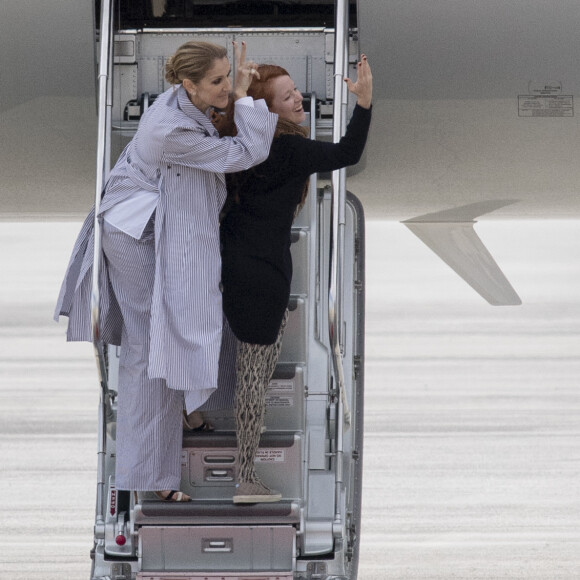 Céline Dion arrive au Bourget avec ses enfants et prend un jet privé, le 10 août 2017.