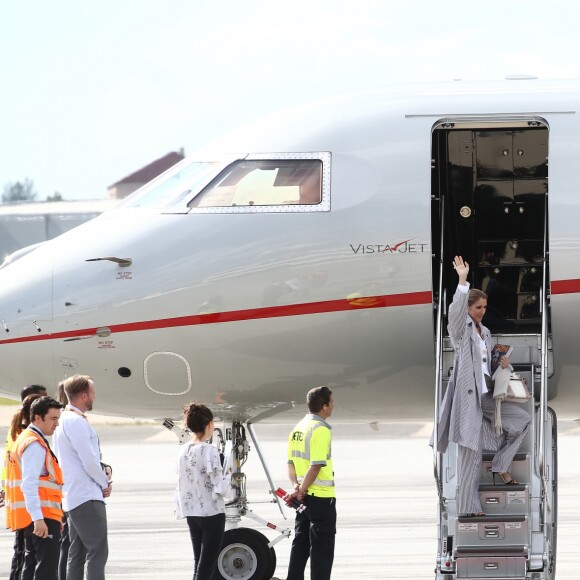 Céline Dion arrive au Bourget avec ses enfants et prend un jet privé, le 10 août 2017.