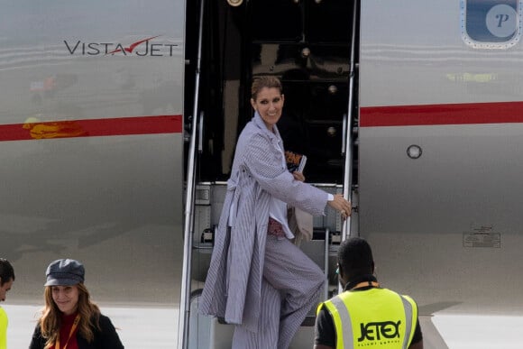 Céline Dion arrive au Bourget avec ses enfants et prend un jet privé, le 10 août 2017.
